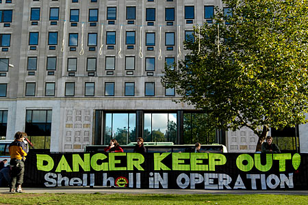 NINE NOOSES HUNG OUTSIDE SHELL LONDON HQ ON EVE OF SARO-WIWA EXECUTION 10TH ANNIVERSARY